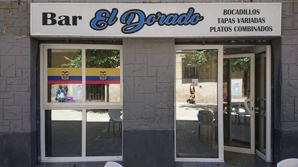 La fachada del Bar El Dorado, con su rótulo y la bandera de Ecuador en la ventana.
